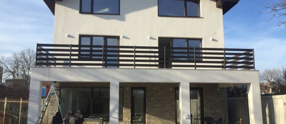 ALUMGATES Vila cu balustrade din aluminiu - Balustrade din aluminiu pentru trepte, scari, terase, balcon ALUMGATES