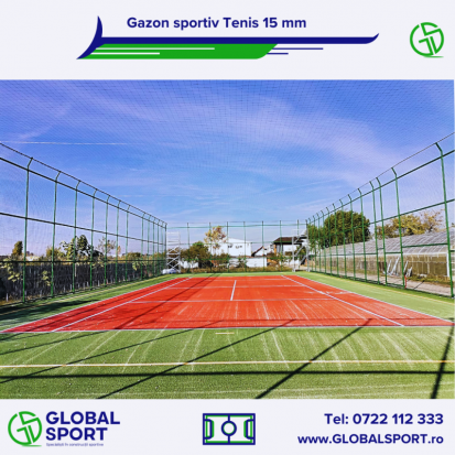 Vedere de aproape teren de tenis cu gazon arificial Tenis Global Sport Gazon artificial
