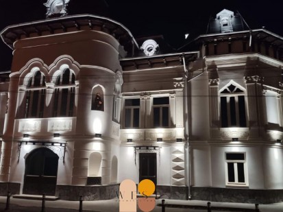 Detalii fatada iluminata noaptea Proiect WEST ARHITECTURAL - Refacerea elementelor arhitecturale de pe fațada casei lui