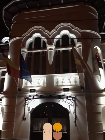 Fatada vazuta de aproape noaptea Proiect WEST ARHITECTURAL - Refacerea elementelor arhitecturale de pe fațada casei