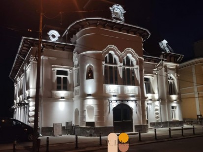 Fatada casei vazuta noaptea Proiect WEST ARHITECTURAL - Refacerea elementelor arhitecturale de pe fațada casei lui