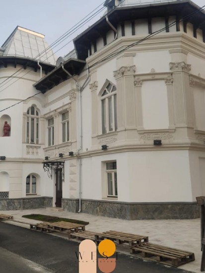 Ftada vazuta de aproape Proiect WEST ARHITECTURAL - Refacerea elementelor arhitecturale de pe fațada casei lui