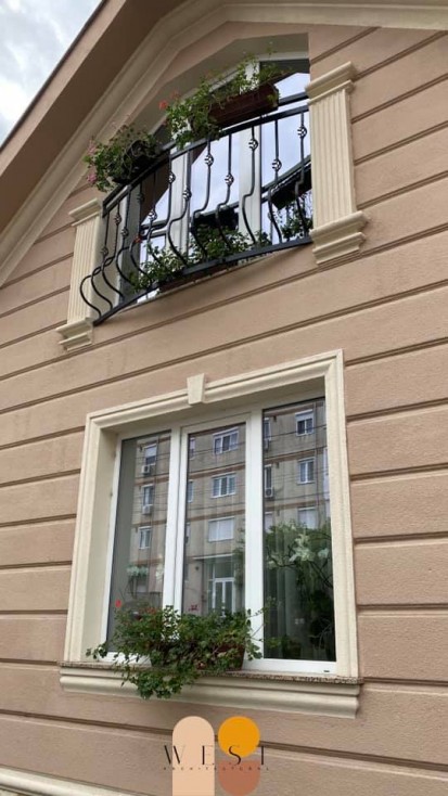 Ferestre vazute de aproape Profile decorative din polistiren pentru fatade 
