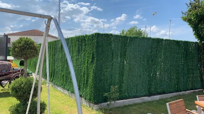 Curte cu gard din plante artificiale Pereti verzi cu plante artificiale