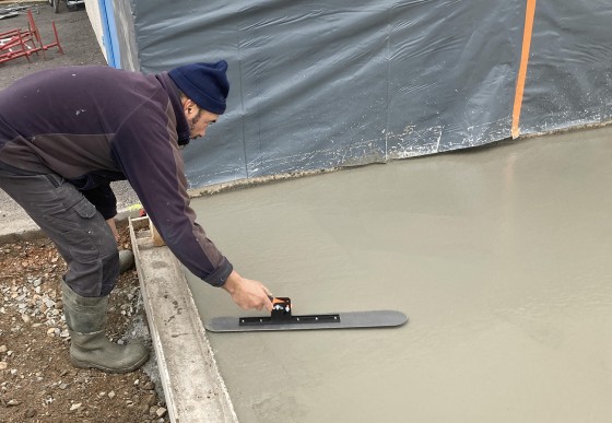 MONDELIN Gletiera 2 în 1 din inox pentru netezirea betonului 303211-utilizare - Scule si unelte pentru