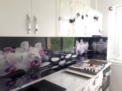 Bucatarie cu geam personalizat - model cu orhidee pe fundal negru GEAM PERSONALIZAT Sticla decorativa printata