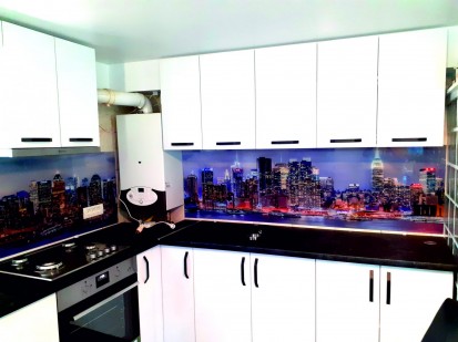 Geam personalizat bucatarie - model oras colorat GEAM PERSONALIZAT  Sticla decorativa printata pentru bucatarie