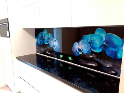 Bucatarie cu mobilier alb si sticla decorativa imprimata digital - model orhidee albastre pe fundal negru