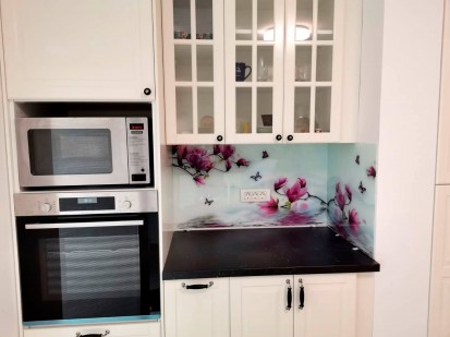 Bucatarie cu sticla imprimata digital - model cu magnolii GEAM PERSONALIZAT  Sticla decorativa printata pentru bucatarie