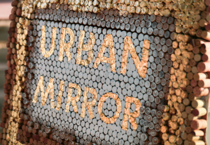 Panou dopuri de pluta Urban Mirror Branding si signalistica sustenabile