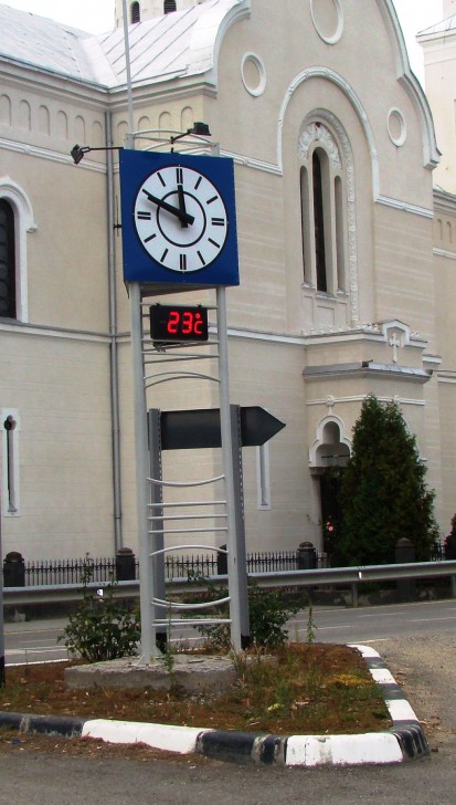 Detaliu ceas stradal cu trei fete - Buteni ORAEXACTA SYSTEMS Ceasuri stradale