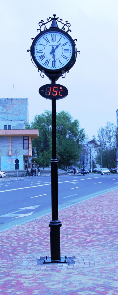 Vedere de aproape - ceas stradal - Slobozia ORAEXACTA SYSTEMS Ceasuri stradale