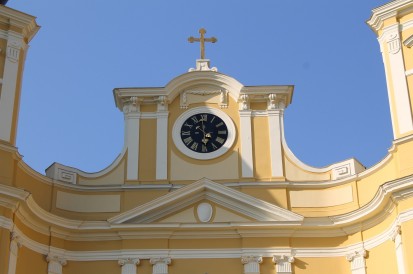 Vedere de aproape orologiu - Basilica Oradea ORAEXACTA SYSTEMS Orologii exterioare pentru cladiri