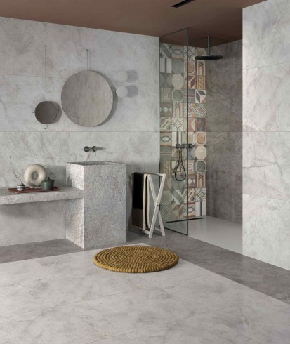 Detalii amenajare baie cu gresie aspect piatra culori deschise Ceramica cu aspect de piatra in culori