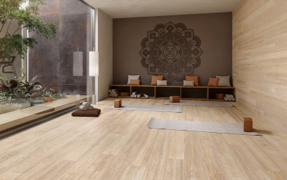 Detalii interior amenajat cu gresie aspect lemn natur deschis Ceramica cu aspect de lemn natur deschis