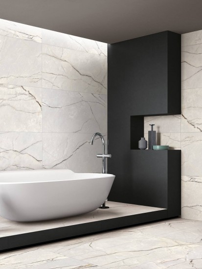 Baie amenajata cu gresie cu aspect de piatra Ceramica LASTRA