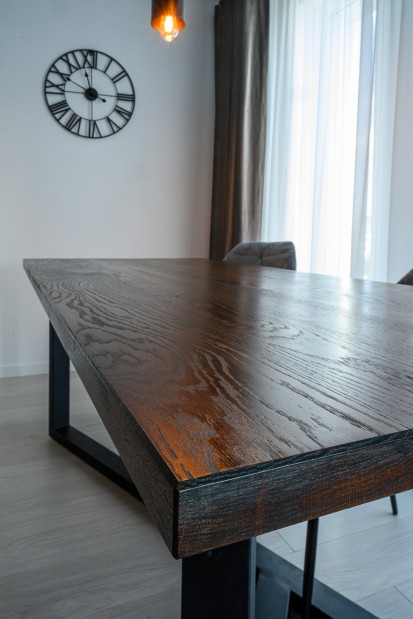 Camera cu masa din lemn masiv WOODCHOPSHOP Mese din lemn masiv