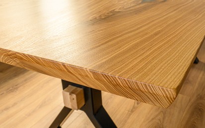 Vedere de aproape - blat din lemn masiv WOODCHOPSHOP Mese din lemn masiv