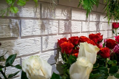 Detalii perete florarie Proiect realizat cu caramida aparenta - Florăria Trandafirul din Bârlad