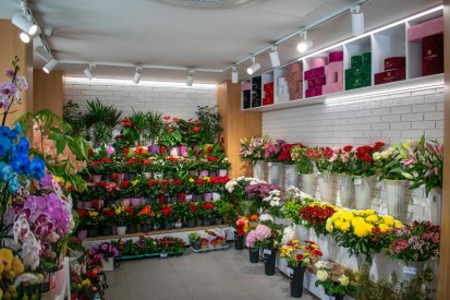 Interior florarie - detalii Proiect realizat cu caramida aparenta - Florăria Trandafirul din Bârlad