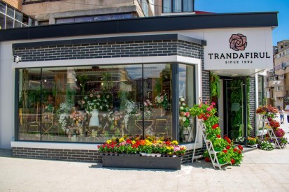 Vedere din exterior - florarie Proiect realizat cu caramida aparenta - Florăria Trandafirul din Bârlad