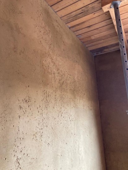Vedere de aproape perete cu mortar Caminota Tencuiala Mortar de tencuire de argila cu paie pentru