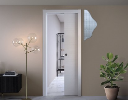 Detaliu usa culisanta in interiorul peretelui alba Usi de interior culisante in perete si pe langa