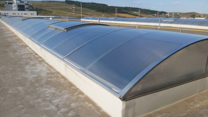 Vedere de aproape - acoperis din policarbonat Ultra Stop Vopsea protectie solara pentru acoperis de policarbonat