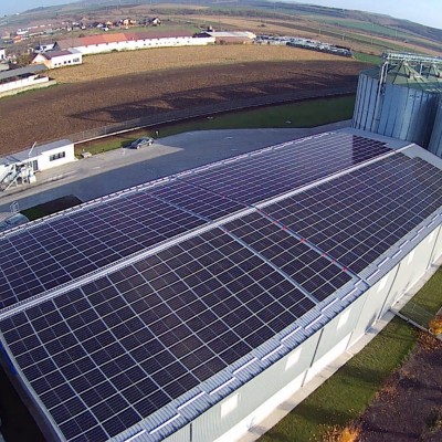 Rises Panouri fotovoltaice pe acoperisul unei cladiri industriale - Sisteme complete panouri fotovoltaice pentru productia de
