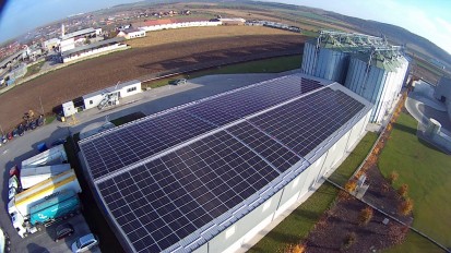 Panouri fotovoltaice pe acoperisul unei cladiri industriale Panouri fotovoltaice