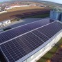 Panouri fotovoltaice pe acoperisul unei cladiri industriale