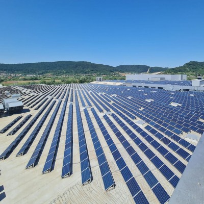 Rises Panouri fotovoltaice - vedere de aproape - Sisteme complete panouri fotovoltaice pentru productia de energie