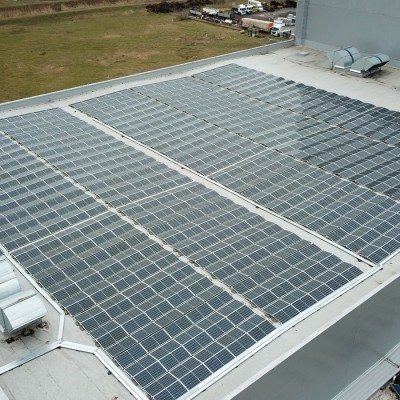 Rises Vedere de aproape acoperis cu panouri fotovoltaice - Sisteme complete panouri fotovoltaice pentru productia de