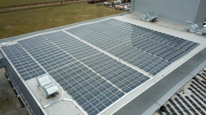 Vedere de aproape acoperis cu panouri fotovoltaice Panouri fotovoltaice