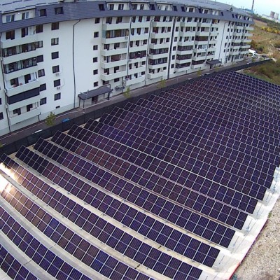 Rises Zona cu panouri fotovoltaice langa blocuri - Sisteme complete panouri fotovoltaice pentru productia de energie