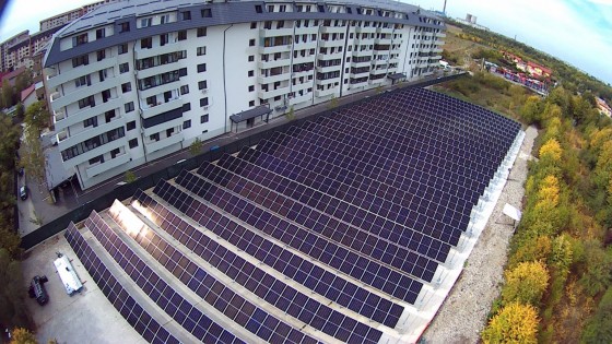 Rises Zona cu panouri fotovoltaice langa blocuri - Sisteme complete panouri fotovoltaice pentru productia de energie