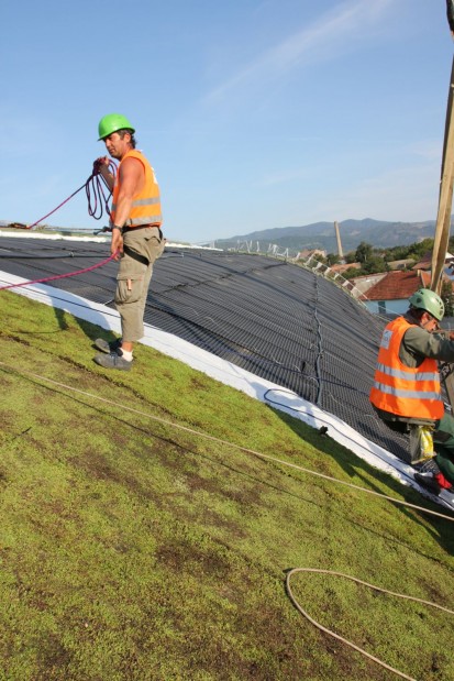 Comanesti - montaj acoperis verde Proiecte realizate de terti cu produse ECOSTRATOS
