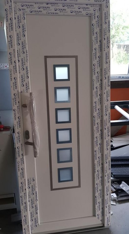 usa-intrare-15 Usi de exterior din PVC pentru case, vile, pensiuni