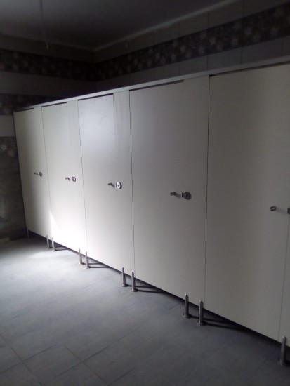 Compartimentări - spațiu sanitar COMPACT Plăci și panouri HPL pentru compartimentări