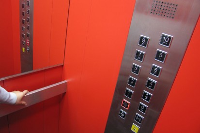 Detaliu din interiorul cabinei ascensorului CIRRO "A" Ascensor electric