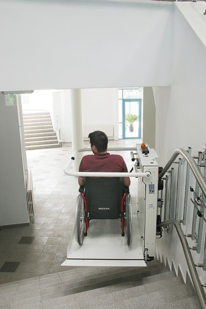 Platforma pentru persoane cu dizabilitati locomotorii Delfinariul din Constanta HIRO 320 Platforma pentru persoane cu dizabilitati
