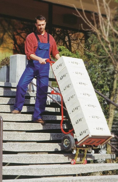 Elevator Sano MKT pe scari incarcat cu cutii Sano MTK 190 Liza electrica pentru transport marfa