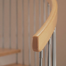 Scara in spirala cu trepte din lemn masiv detaliu balustrada ELITE Spirala Scari in spirala cu