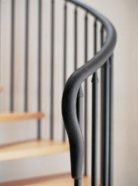 Scara in spirala cu trepte din lemn masiv balustrii din otel vopsit - detaliu balustrada FANTASY