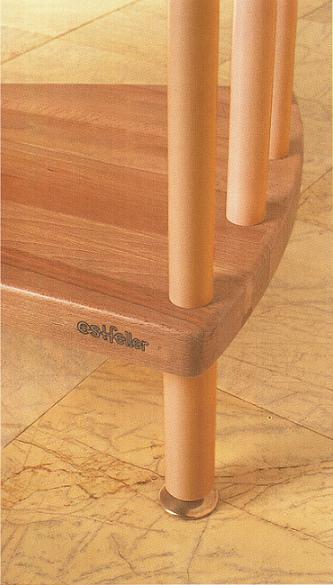 ESTFELLER Scara in spirala cu trepte din lemn masiv - detaliu distantieri cilindrici lemn - Scari