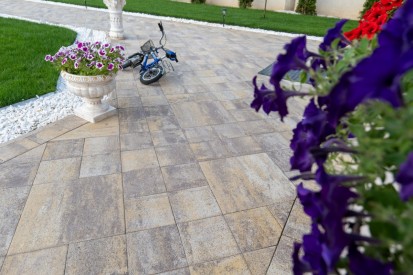 Detalii curte cu pavaj Baroc P9 - Solado Baroc P9 Pavele si dale premium plus