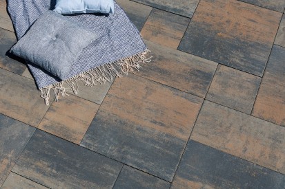 Vedere de aproape -  curte cu pavaj Cortina P9 - Apus Cortina P9 Pavele premium