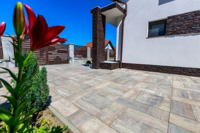 Vedere de aproape -curte pavata cu Cortina D12 - Dolomit Cortina D12 Pavele premium