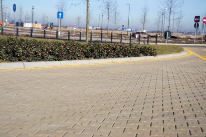 Vedere de aproape -strada pavata cu pavaj dublu T t10 DUBLU T Pavaj industrial