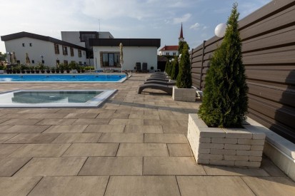 Curte amenajata cu Jardiniera Quadra Quadra Jardiniera